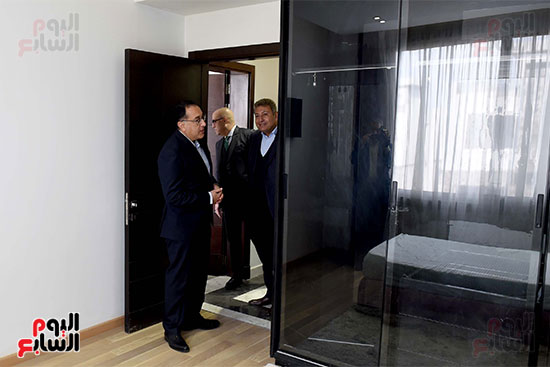 رئيس الوزراء يتفقَّد المراحل السكنية الأولى بمشروع عاصمة الشمس صن كابيتال (16)