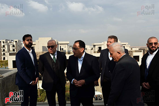 رئيس الوزراء يتفقَّد المراحل السكنية الأولى بمشروع عاصمة الشمس صن كابيتال (19)