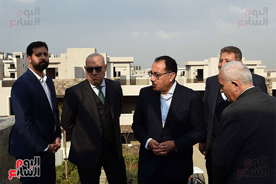 رئيس الوزراء يتفقَّد المراحل السكنية الأولى بمشروع عاصمة الشمس صن كابيتال (18)