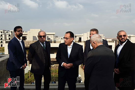 رئيس الوزراء يتفقَّد المراحل السكنية الأولى بمشروع عاصمة الشمس صن كابيتال (17)