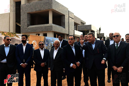 رئيس الوزراء يتفقَّد المراحل السكنية الأولى بمشروع عاصمة الشمس صن كابيتال (32)