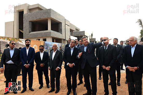 رئيس الوزراء يتفقَّد المراحل السكنية الأولى بمشروع عاصمة الشمس صن كابيتال (31)