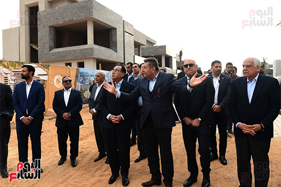 رئيس الوزراء يتفقَّد المراحل السكنية الأولى بمشروع عاصمة الشمس صن كابيتال (30)