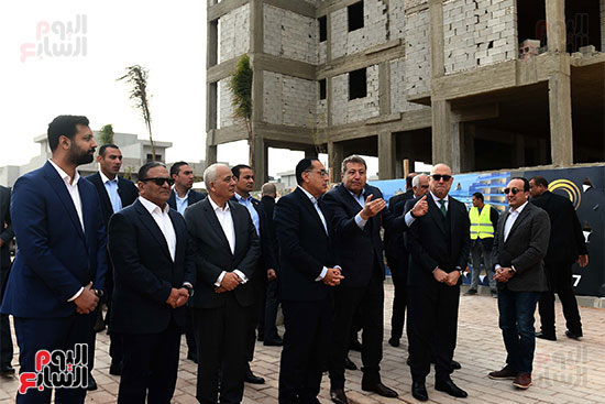 رئيس الوزراء يتفقَّد المراحل السكنية الأولى بمشروع عاصمة الشمس صن كابيتال (28)
