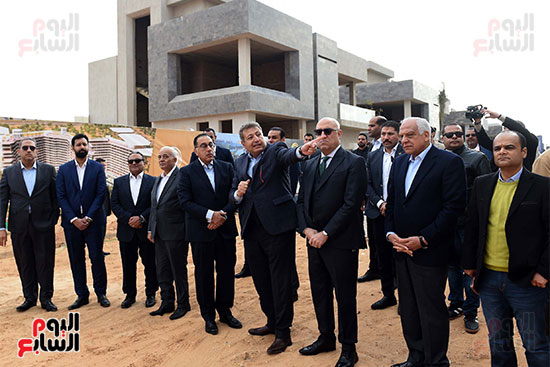 رئيس الوزراء يتفقَّد المراحل السكنية الأولى بمشروع عاصمة الشمس صن كابيتال (33)
