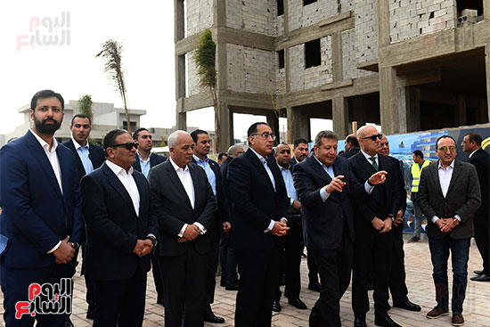 رئيس الوزراء يتفقَّد المراحل السكنية الأولى بمشروع عاصمة الشمس صن كابيتال (29)