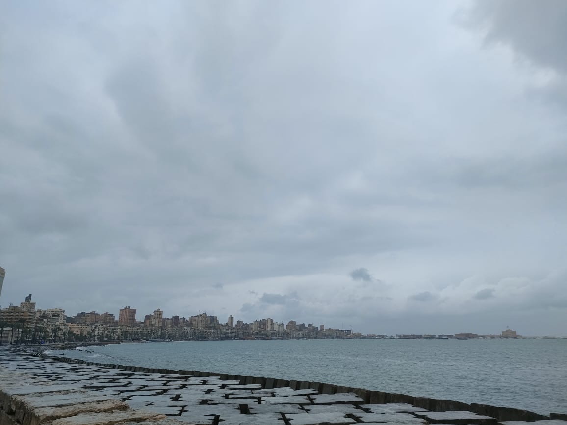 السحب الكثيفة تغطي سماء الإسكندرية