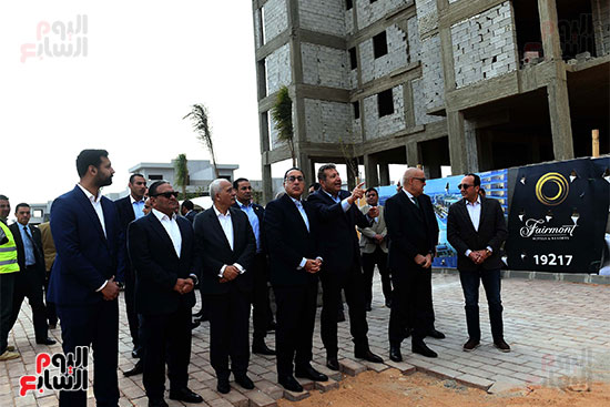 رئيس الوزراء يتفقَّد المراحل السكنية الأولى بمشروع عاصمة الشمس صن كابيتال (26)