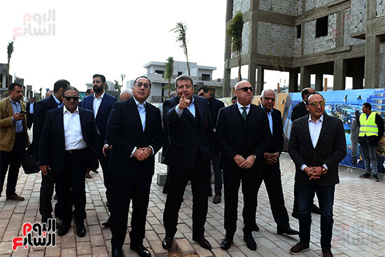 رئيس الوزراء يتفقَّد المراحل السكنية الأولى بمشروع عاصمة الشمس صن كابيتال (23)
