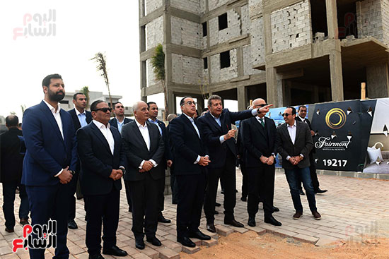 رئيس الوزراء يتفقَّد المراحل السكنية الأولى بمشروع عاصمة الشمس صن كابيتال (27)