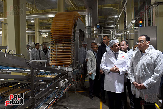 رئيس الوزراء يتفقد مصنع كورونا الجديد بالمنطقة الصناعية (27)