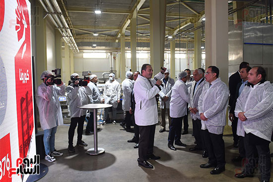 رئيس الوزراء يتفقد مصنع كورونا الجديد بالمنطقة الصناعية (30)