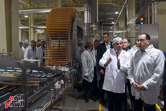 رئيس الوزراء يتفقد مصنع كورونا الجديد بالمنطقة الصناعية (26)