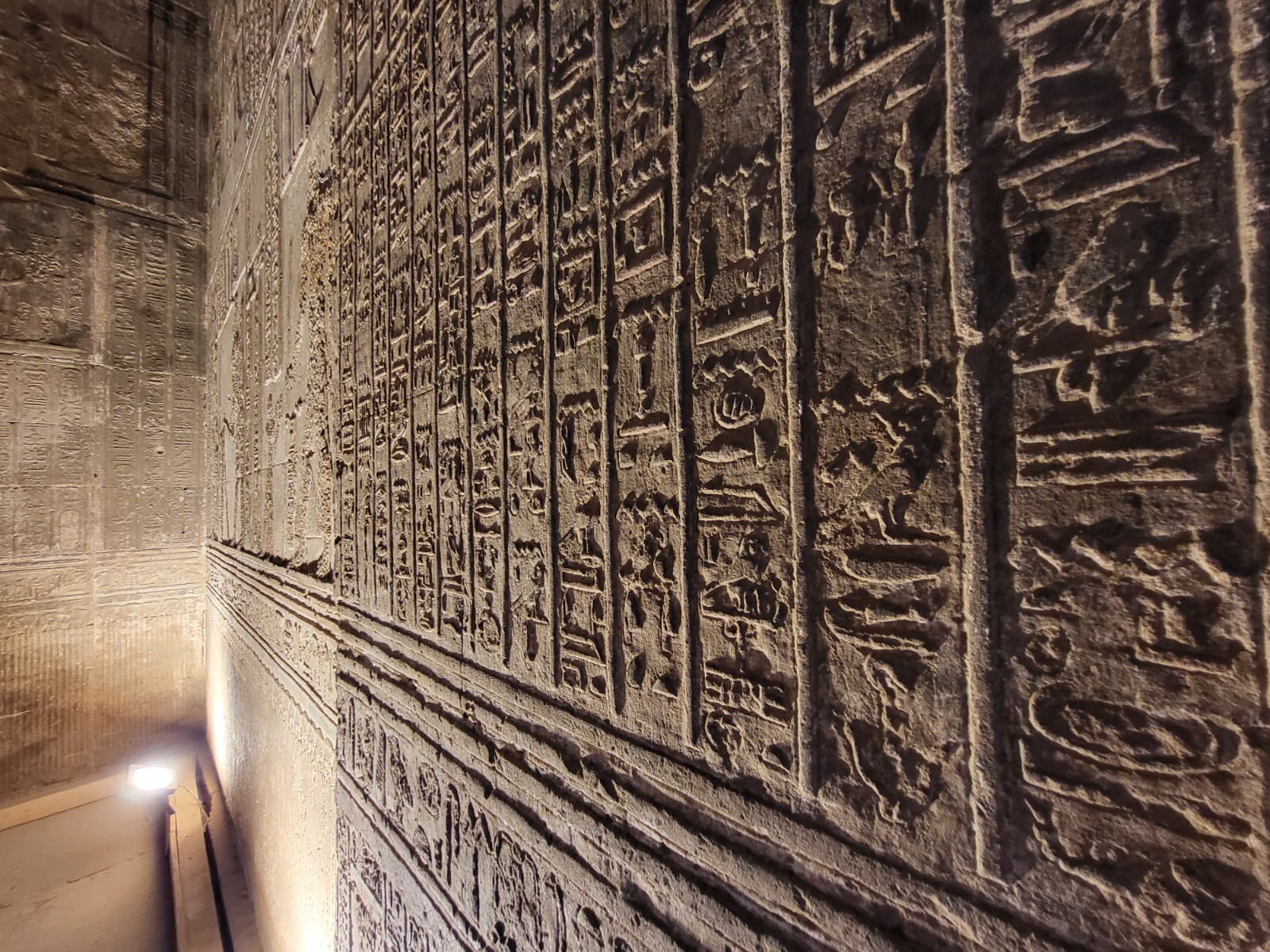 رسومات وكتابات هيروغليفية علي جدران المعبد من الداخل