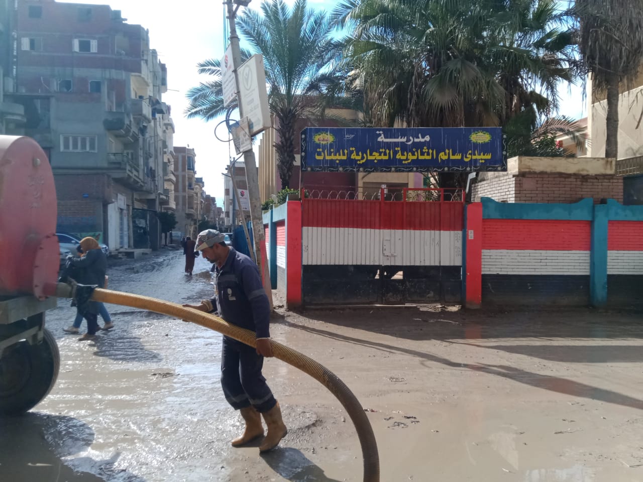 جانب من رفع مياه الامطار  من محيط المدارس