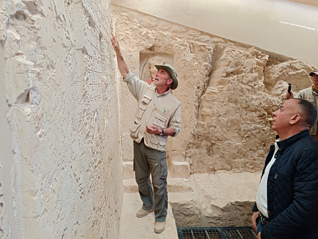 مدير البعثة يشرح تفاصيل جدران مقبرة جحوتى