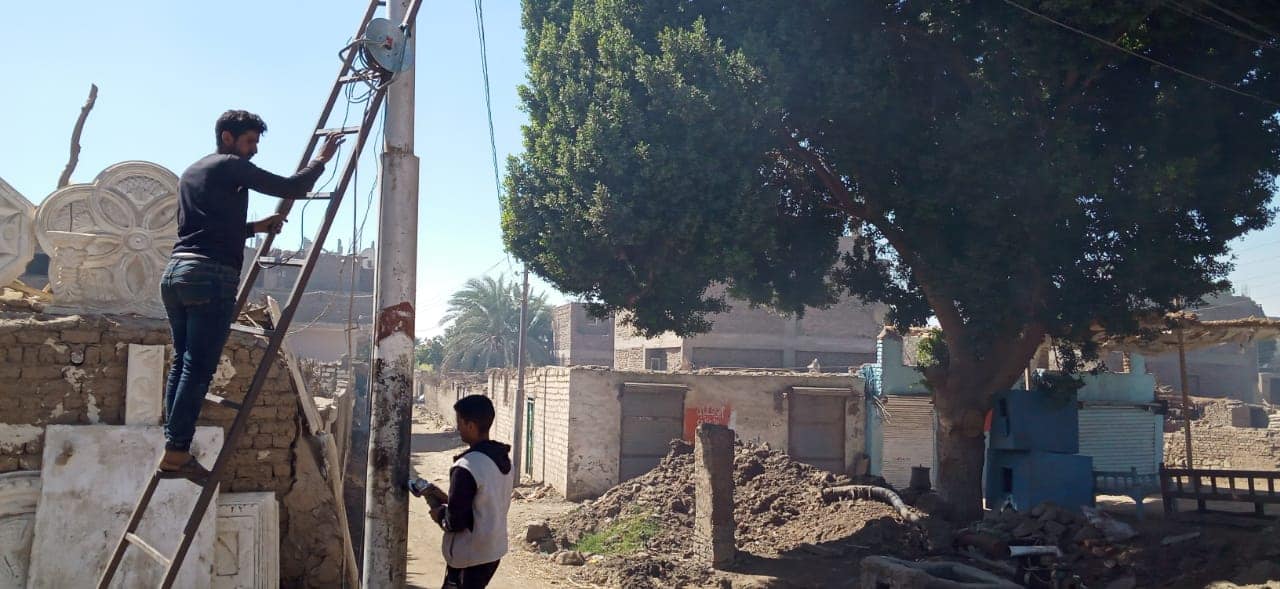 صيانة وإحلال وتجديد أعمدة الكهرباء بقرية ترعة ناصر