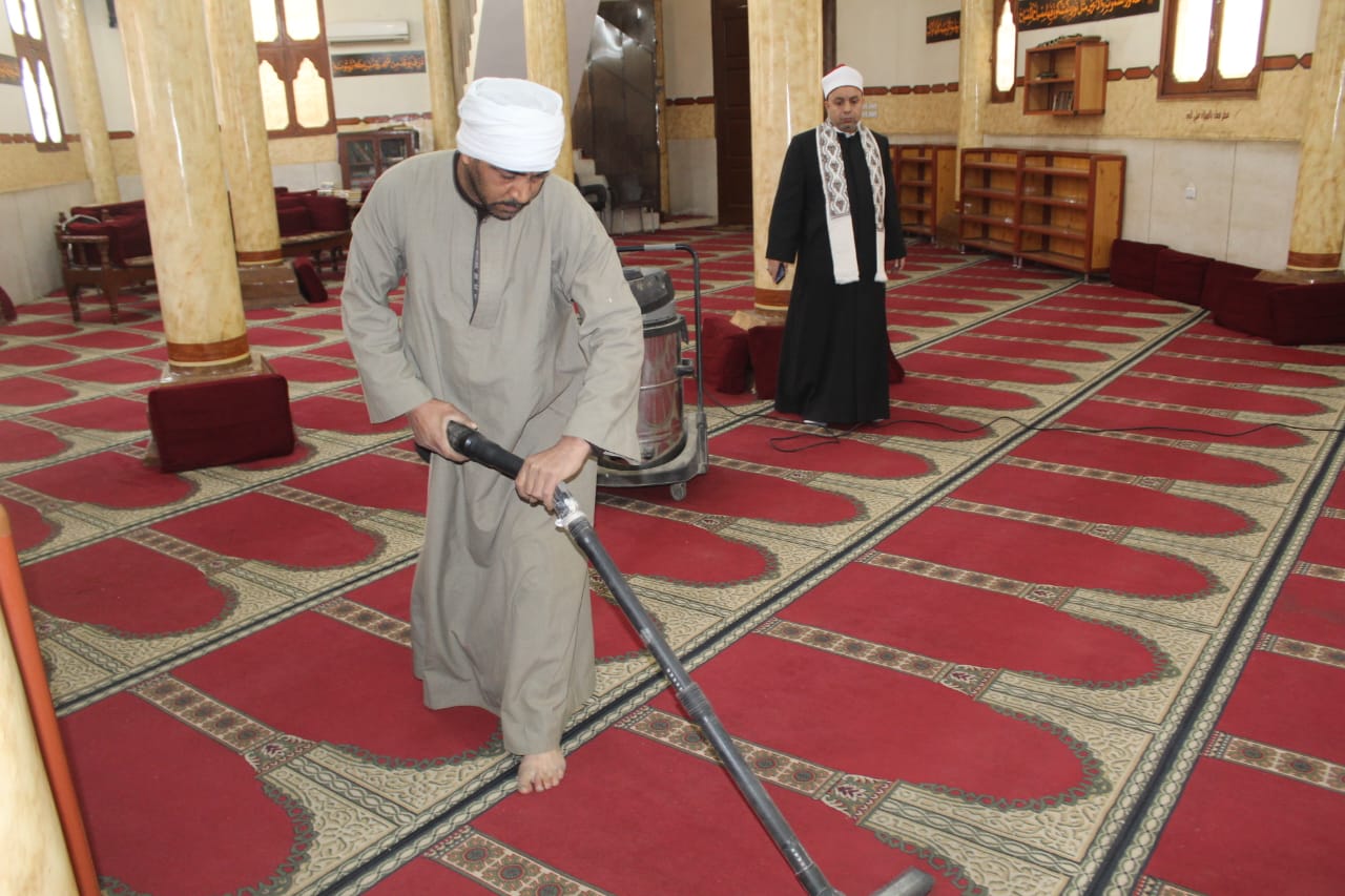 العمال بالمساجد