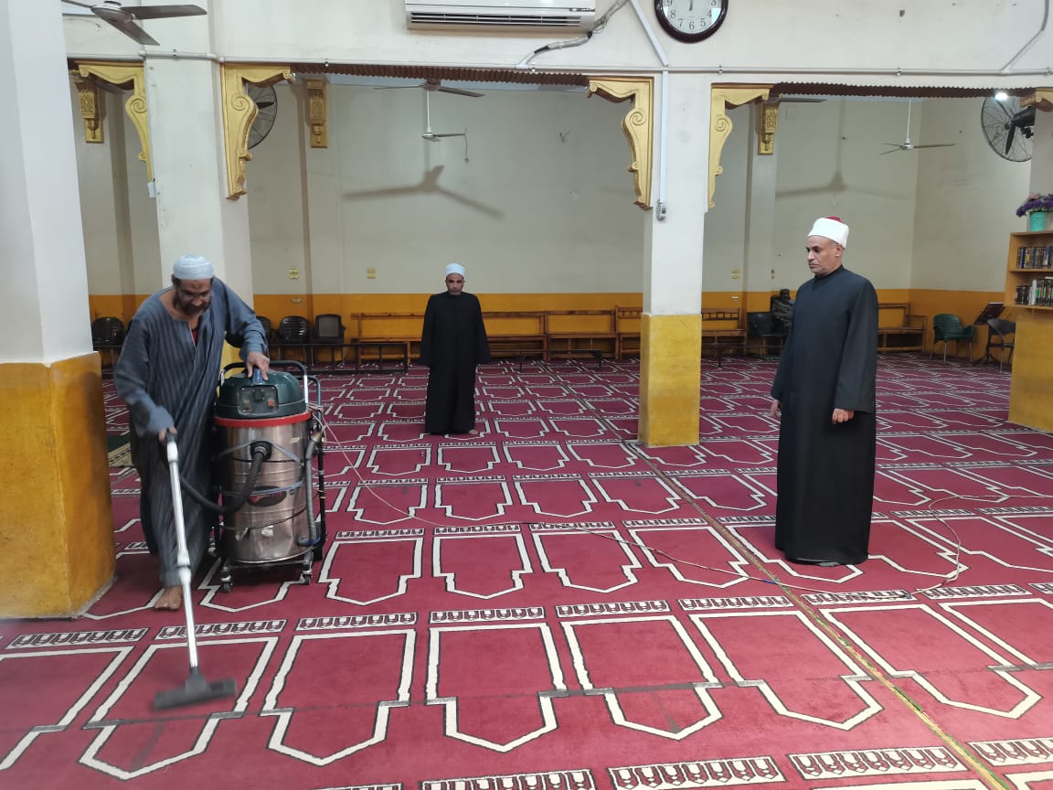 وكيل أوقاف الأقصر خلال حملة تعقيم المساجد