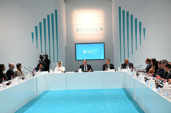 الرئيس السيسى يشارك فى المائدة المستديرة للشركات المليارية بقمة الحكومات (3)