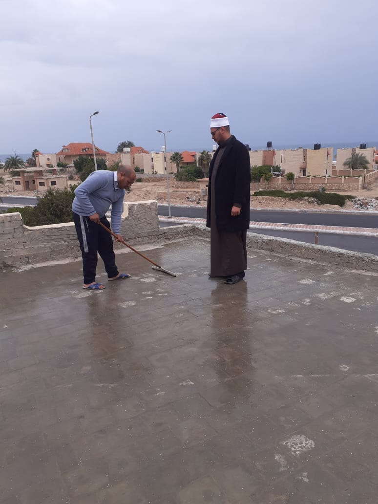من اعمال التنظيف لاسطح المساجد