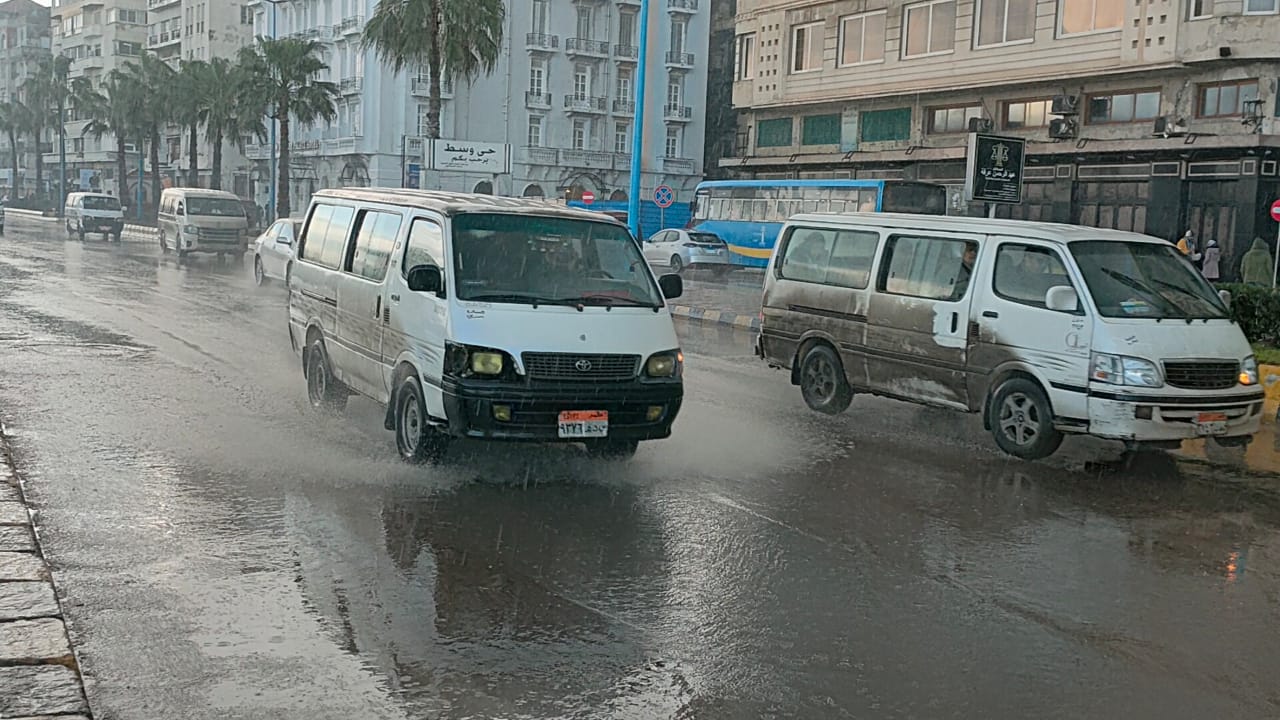 امطار غزيرة وسط الاسكندرية