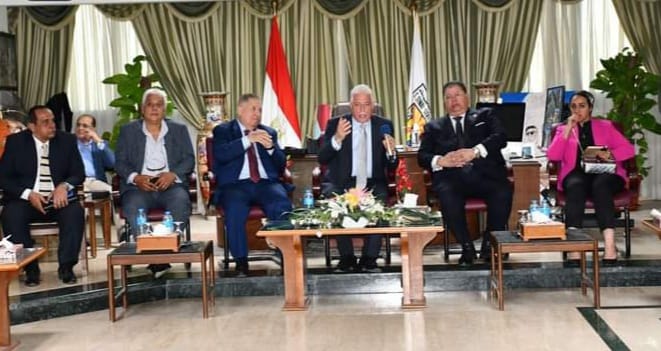 محافظ جنوب سيناء يستقبل وفد الاتحاد المصرى لجمعيات المستثمرين (1)