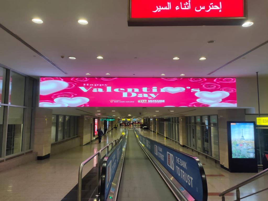 مظاهر الاحتفال بالفلانتاين تزين مطار القاهرة والمطارات المصرية (4)