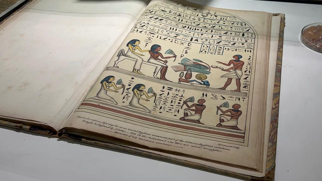 أول أكلاشيهات للطباعة فى مصر أحرف وعلامات للترقيم وختم الملك (2)