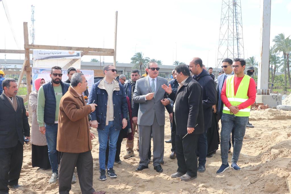 محافظ كفر الشيخ ونائبه يتفقدان عدد من مشروعات الصرف الصحى بمدينة بلطيم (3)
