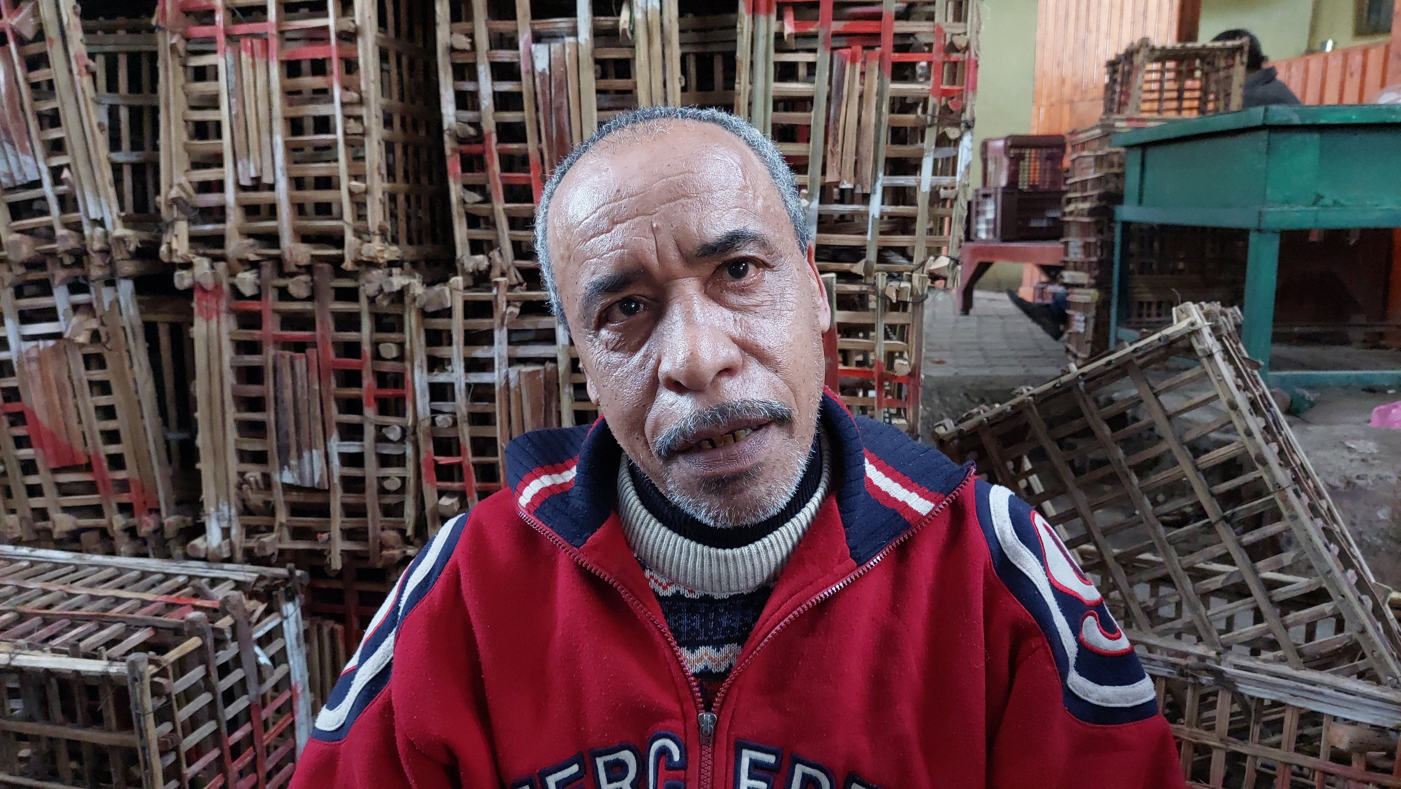 حكاية مصطفى خليفة في تجهيز الاقفاص الخشبية داخل سوق الجملة بالمحلة (4)