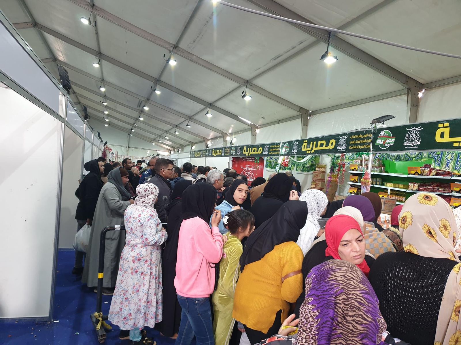 إقبال المواطنين على شراء السلع من معرض أهلا رمضان
