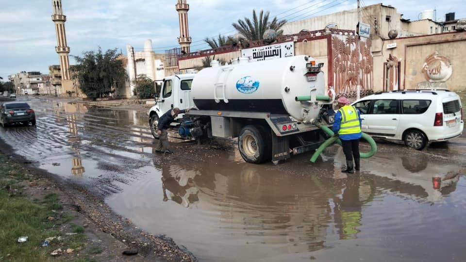 التخلص من مياه الامطار بشوارع شمال سيناء