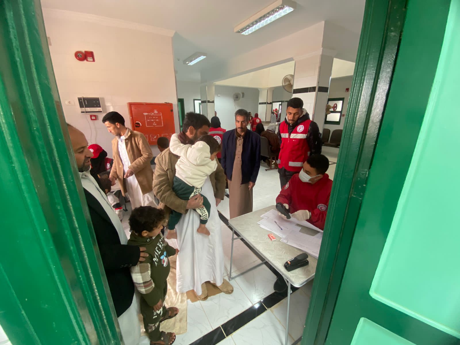 الهلال الأحمر يواصل تقديم الخدمات الطبية للأسر  (6)