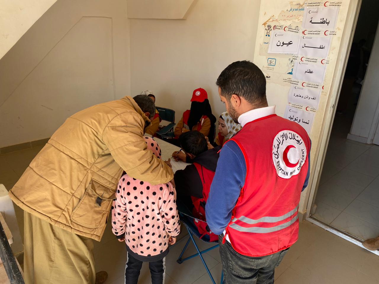 الهلال الأحمر يواصل تقديم الخدمات الطبية للأسر  (3)