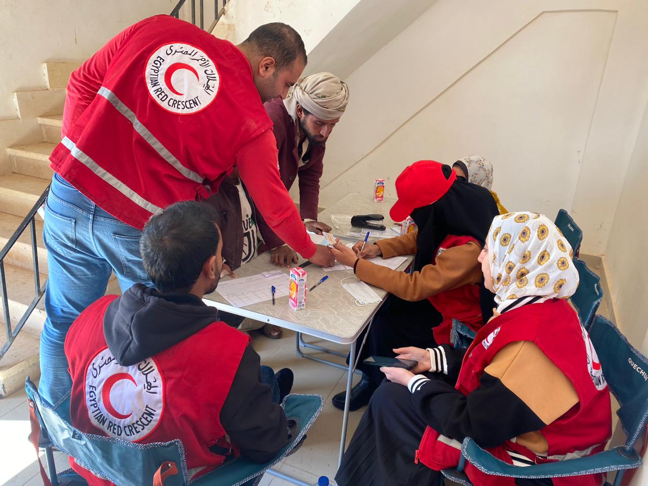 الهلال الأحمر يواصل تقديم الخدمات الطبية للأسر  (14)