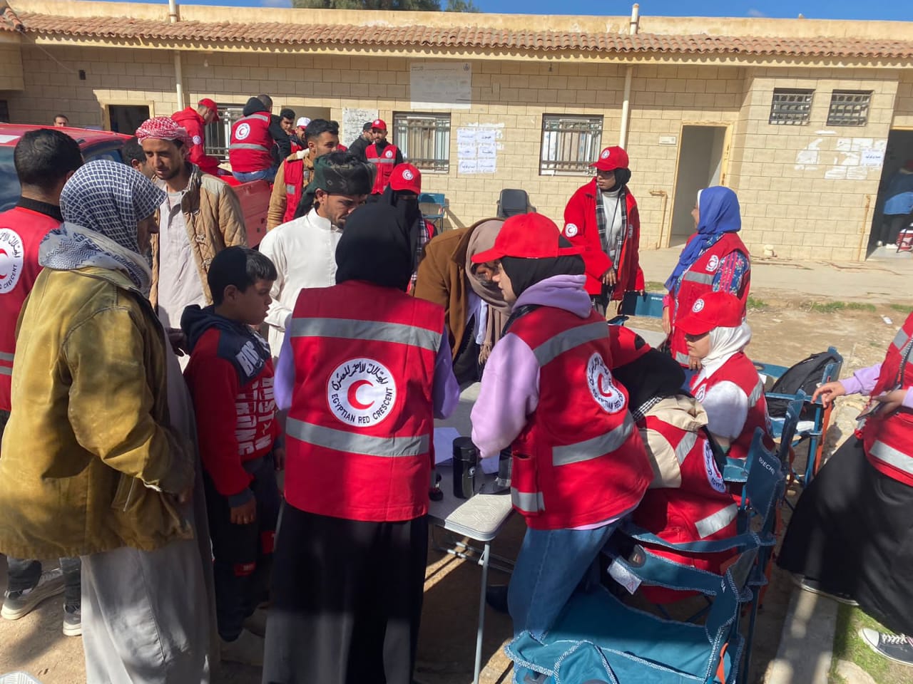 الهلال الأحمر يواصل تقديم الخدمات الطبية للأسر  (15)