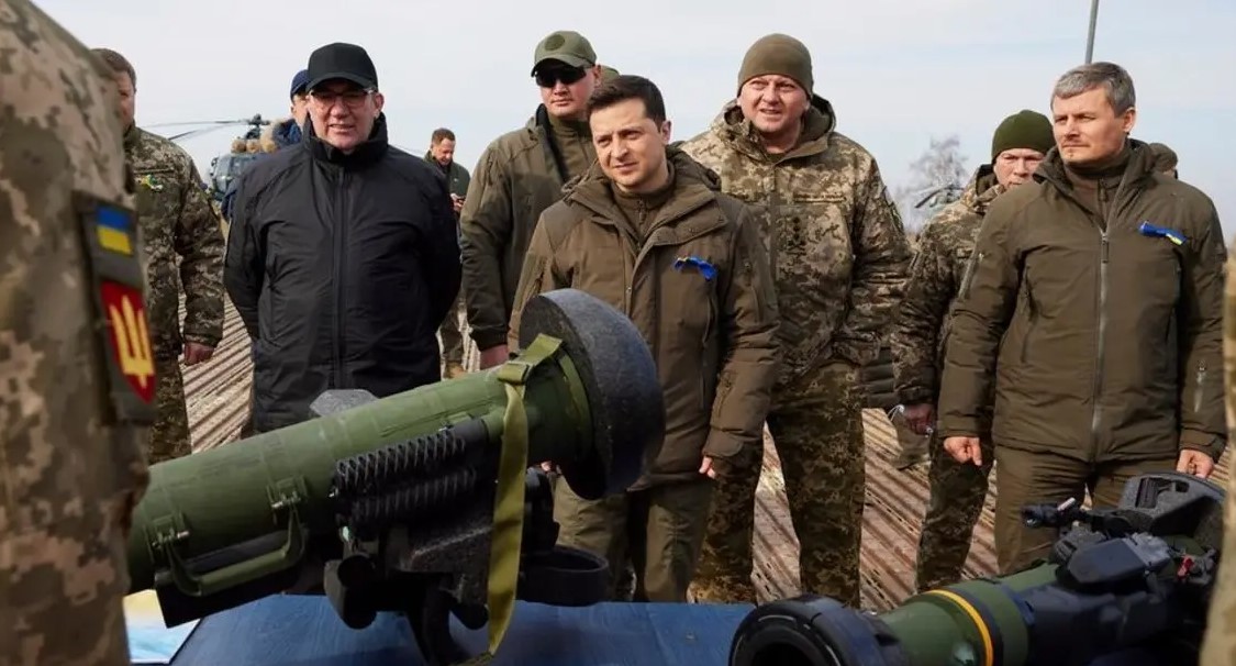 الرئيس الأوكراني يتفقد الأسلحة