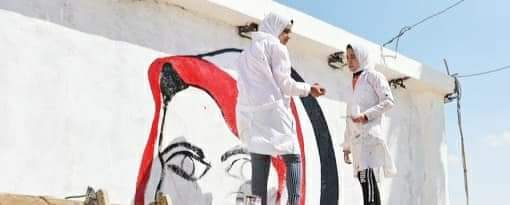 طالبات الثانوية الفنية بنات تبدع فى تزيين جدارية النصب التذكاري بالخارجة (2)