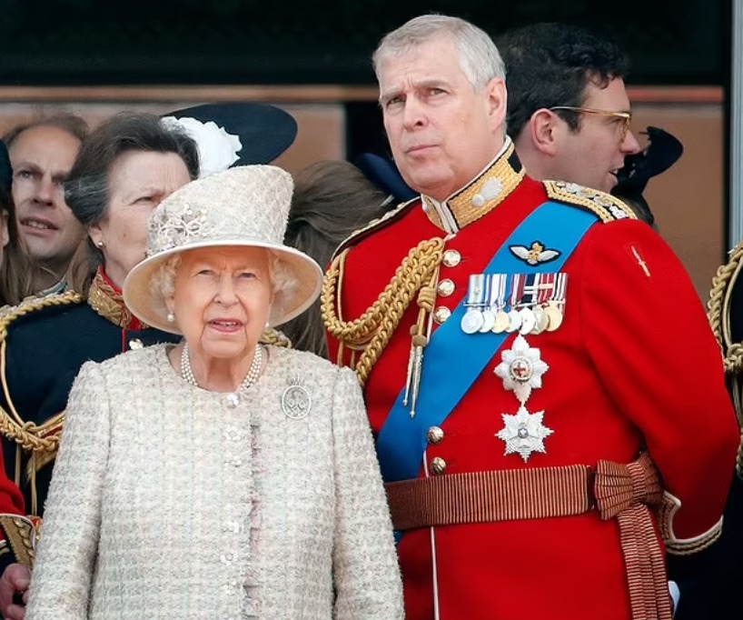 الأمير أندرو ووالدته الراحلة الملكة اليزابيث