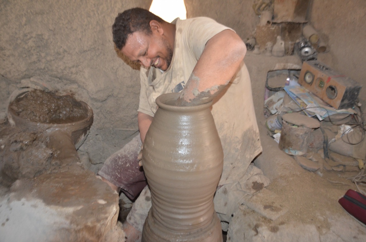 يوسف عبد العظيم خلال صناعة الفخار اليدوي