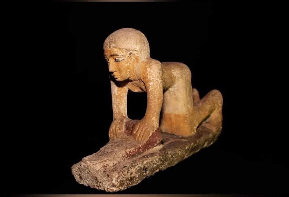 تمثال يجسد حرفة الطحان فى العصر الفرعوني القديم 