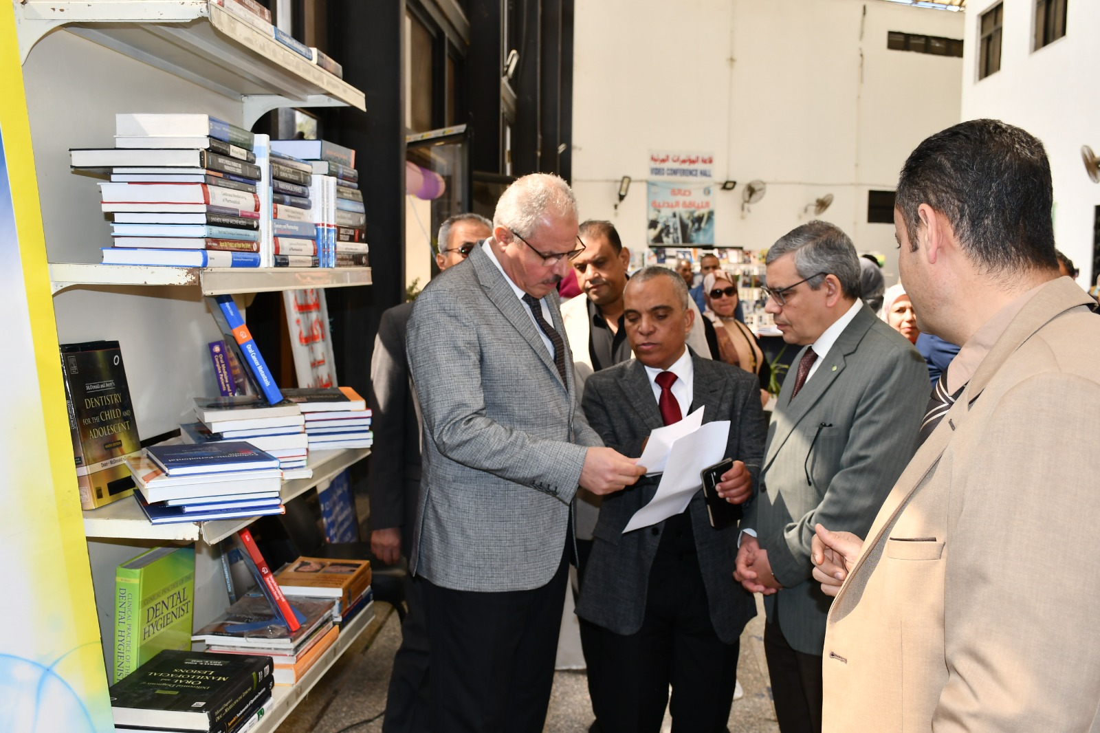30 ألف كتاب لثلاث دور نشر بمعرض الكتاب ال 32 لجامعة قناة السويس (12)