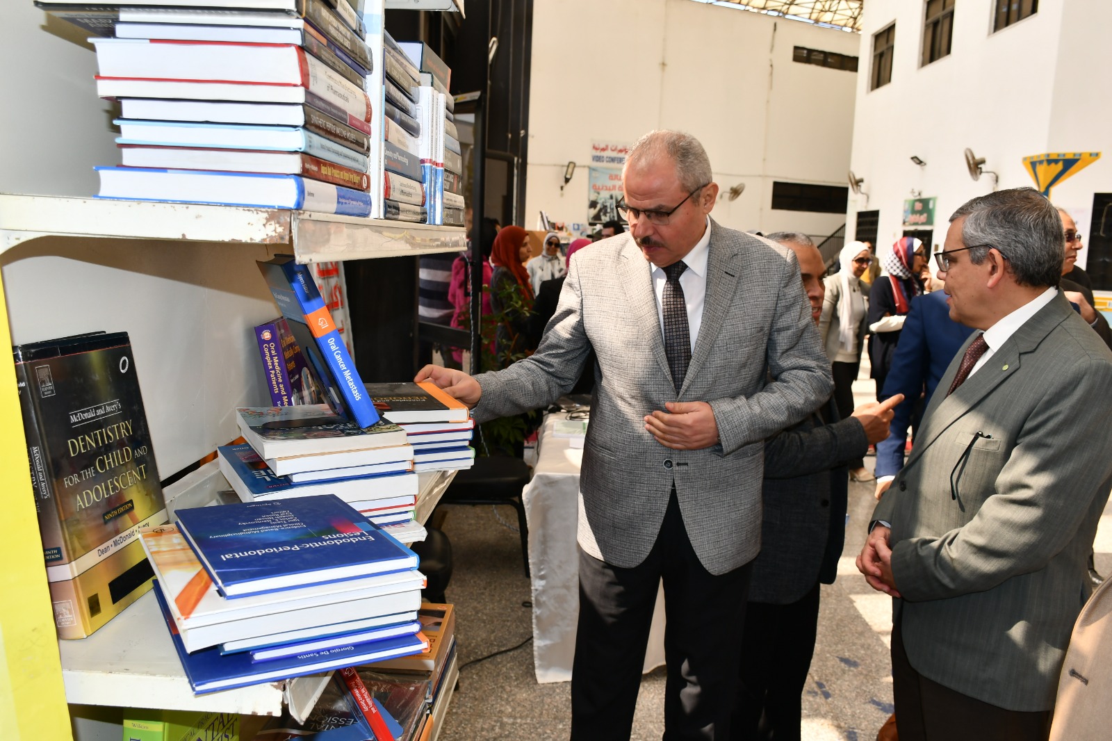 30 ألف كتاب لثلاث دور نشر بمعرض الكتاب ال 32 لجامعة قناة السويس (11)