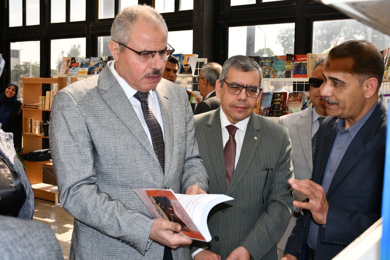 30 ألف كتاب لثلاث دور نشر بمعرض الكتاب ال 32 لجامعة قناة السويس (2)