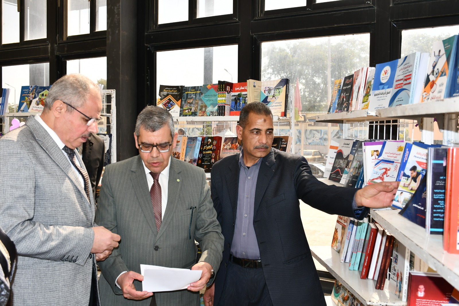 30 ألف كتاب لثلاث دور نشر بمعرض الكتاب ال 32 لجامعة قناة السويس (4)