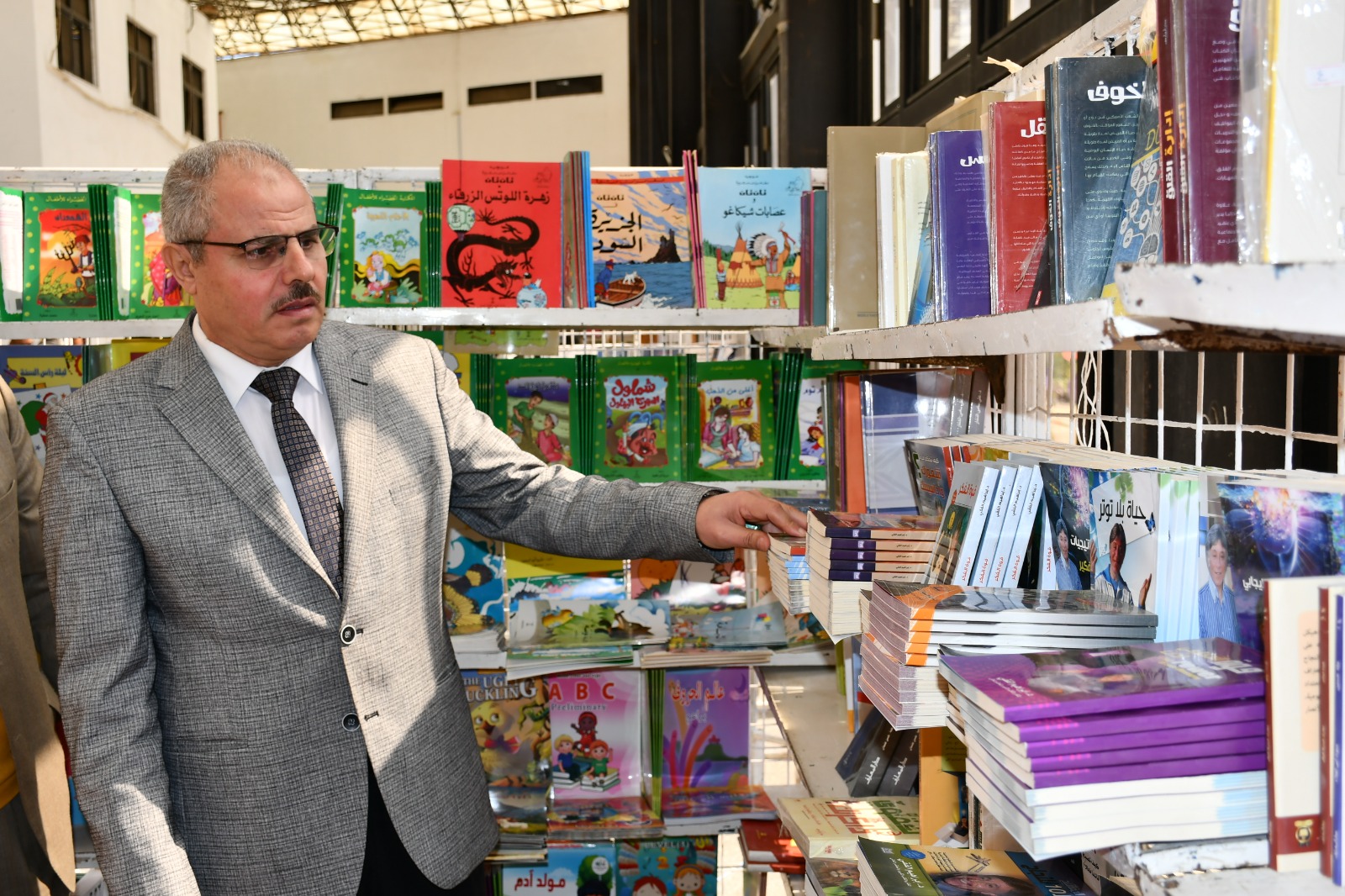 30 ألف كتاب لثلاث دور نشر بمعرض الكتاب ال 32 لجامعة قناة السويس (1)