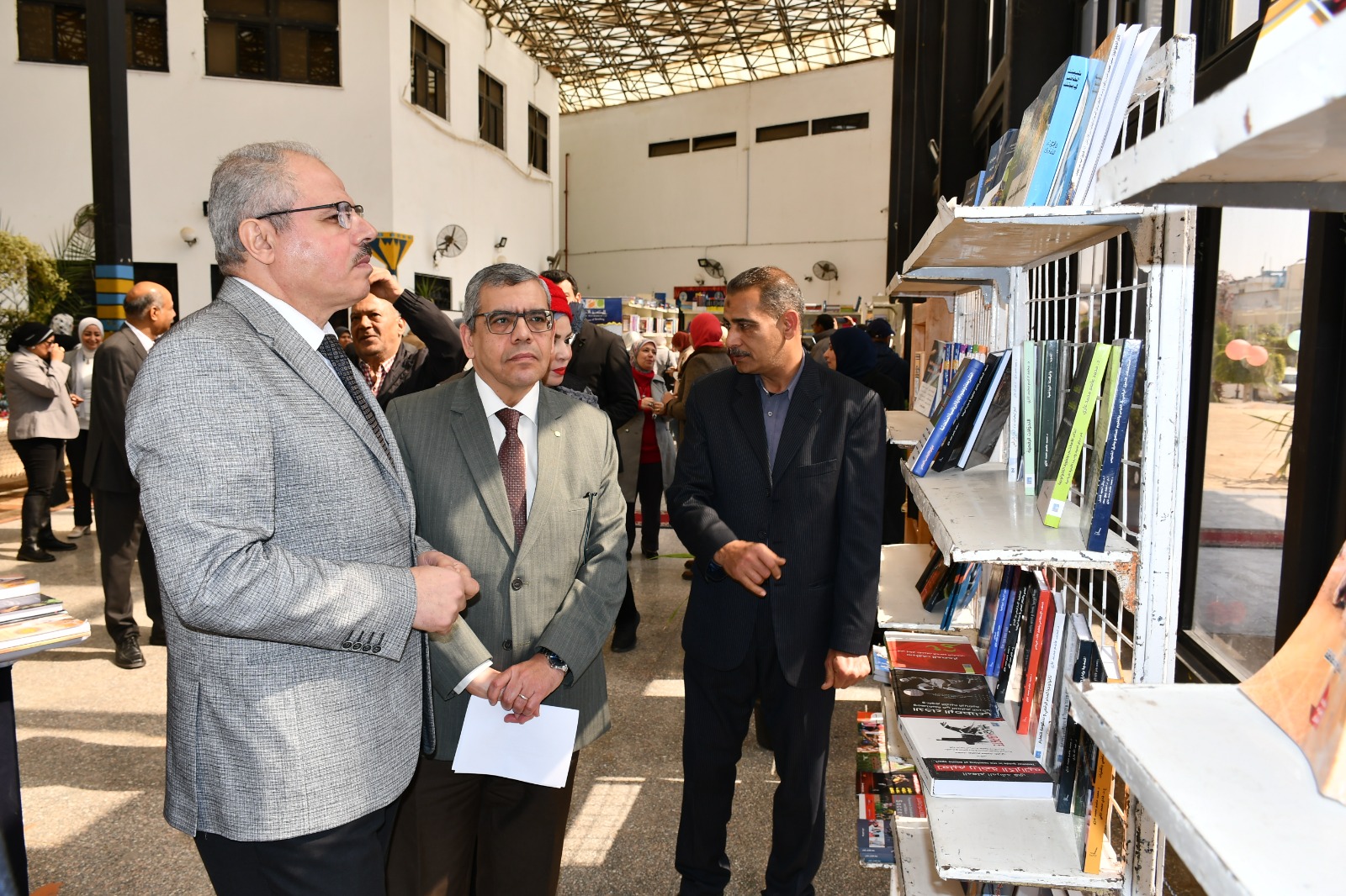 30 ألف كتاب لثلاث دور نشر بمعرض الكتاب ال 32 لجامعة قناة السويس (6)
