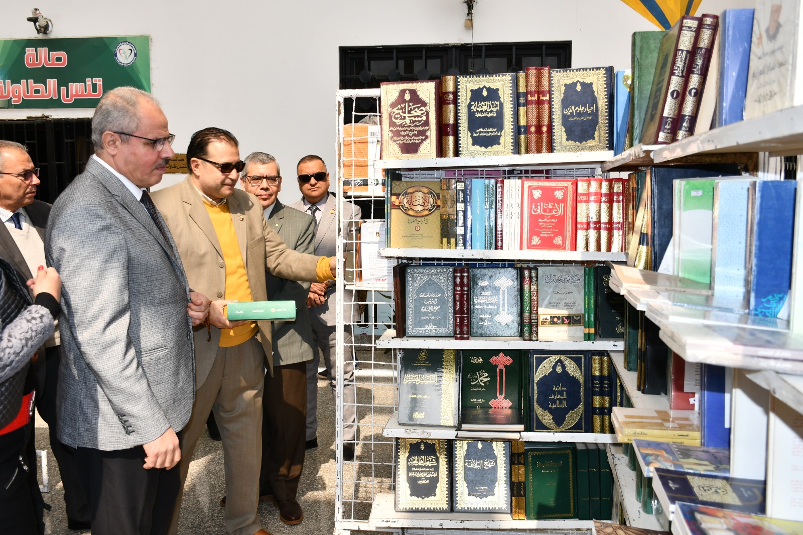 30 ألف كتاب لثلاث دور نشر بمعرض الكتاب ال 32 لجامعة قناة السويس (9)