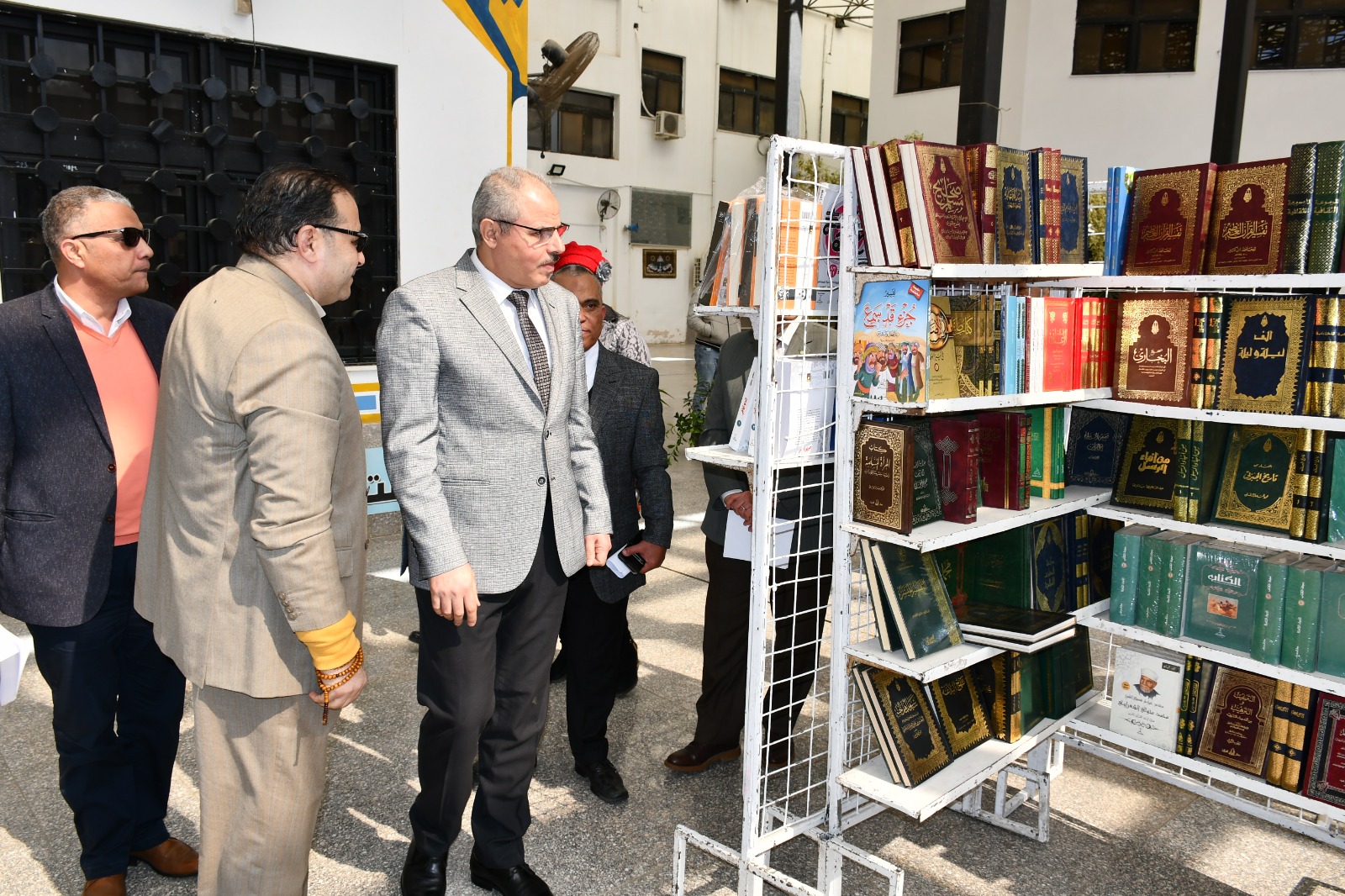 30 ألف كتاب لثلاث دور نشر بمعرض الكتاب ال 32 لجامعة قناة السويس (8)